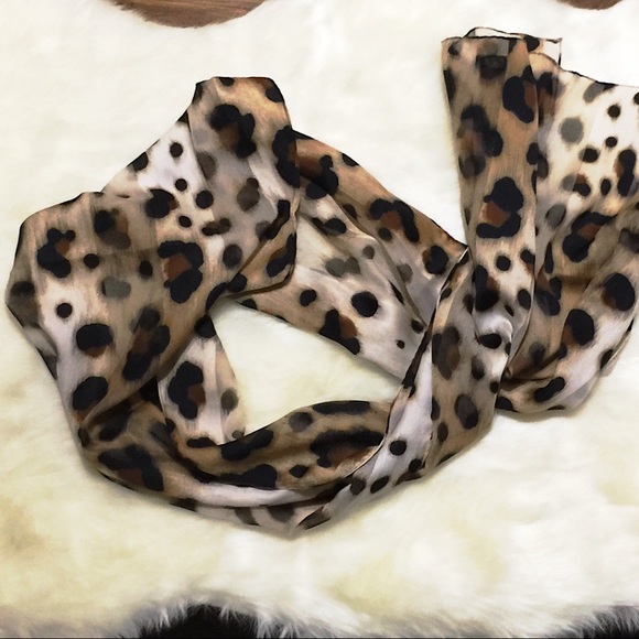 Gorgeous, Super Chic Sheer Leopard Print Scarf 🧣 - Picture 4 of 8
